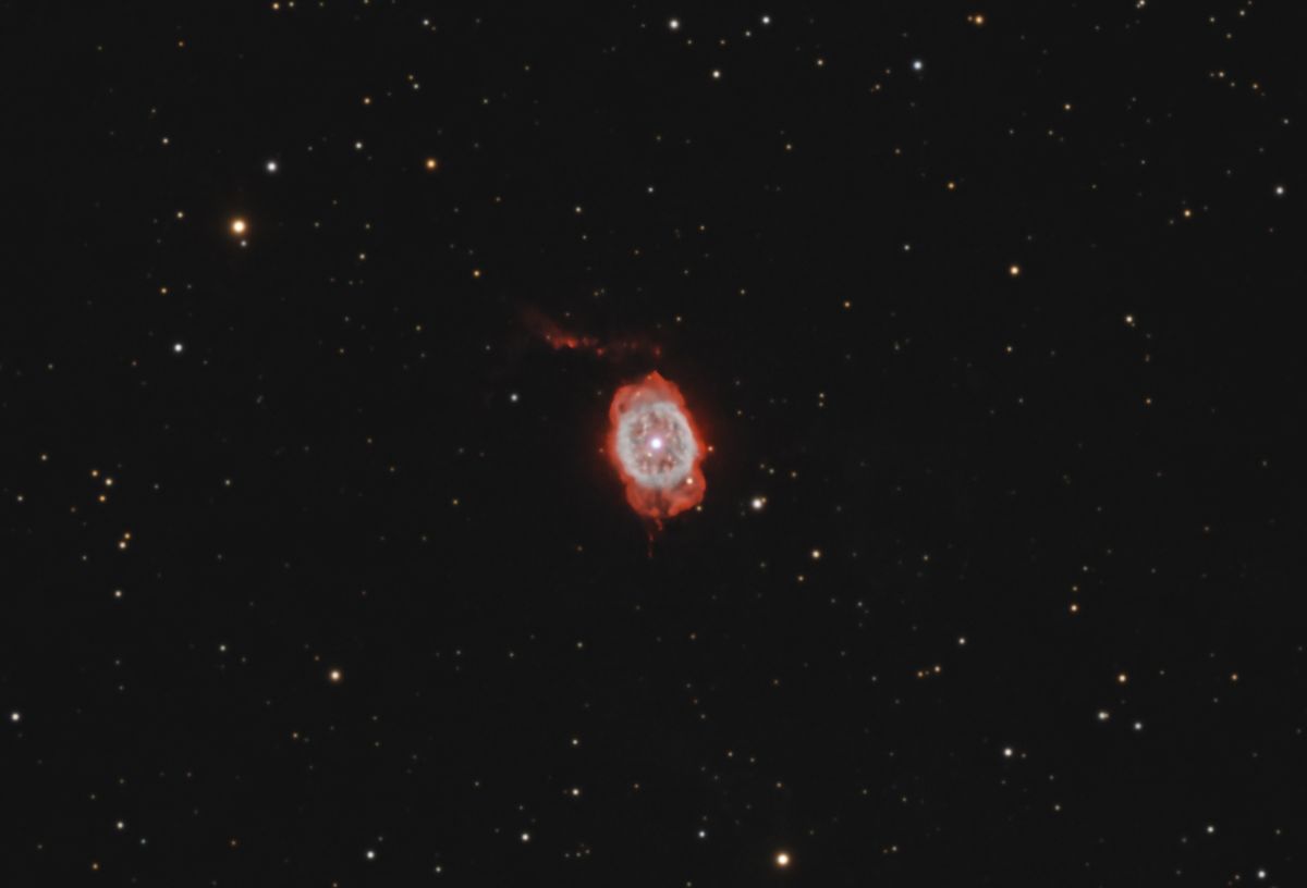 NGC 40 Small nebula glowing red