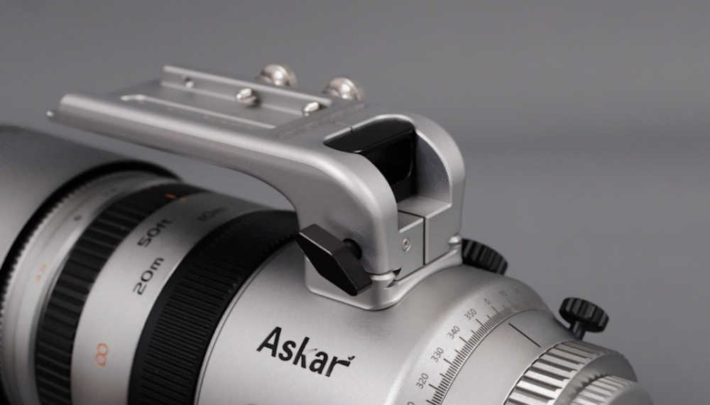 Close-up profile of the Askar SQA55 top multi-functional handle bracket showing the integrated dual quick-release locking knobs.