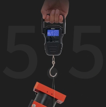 Digital scales show the AM5N weights 5.5 Kg,